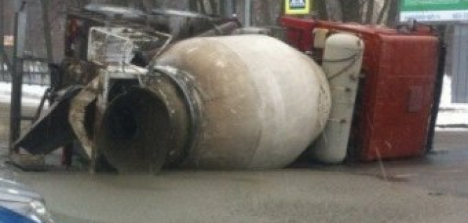 В Петербурге перевернулась бетономешалка