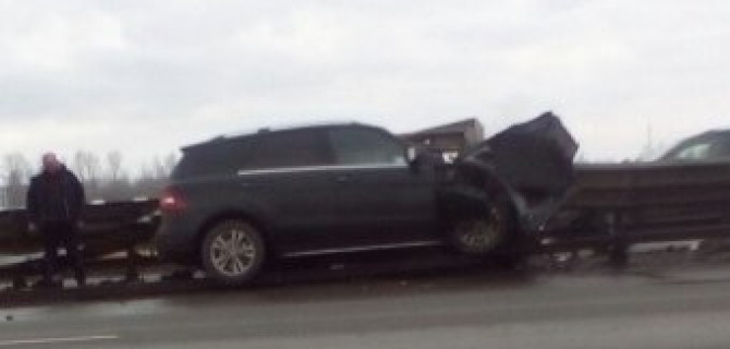 На КАД Mercedes разбился об отбойник