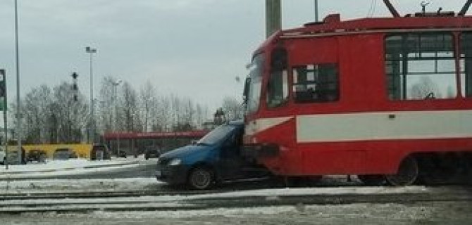 В Петербурге трамвай протаранил автомобиль