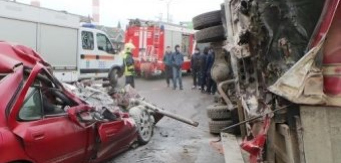 На МКАД при столкновении легковушки и фуры погиб человек