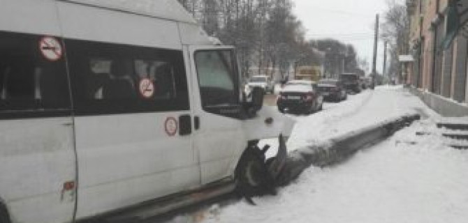 В Смоленске после ДТП маршрутка врезалась в столб: есть пострадавшие
