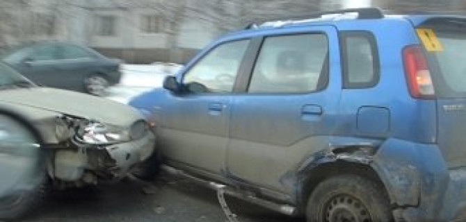 Машина с наклейкой "Неопытный Водитель!" попала в ДТП на улице Жени Егоровой