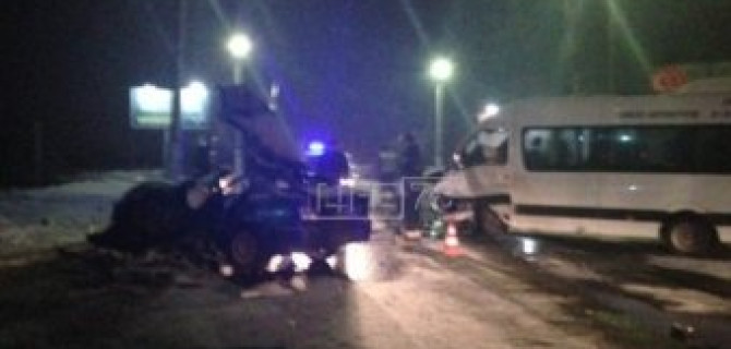 На Никольском шоссе в лобовом столкновении пострадали люди