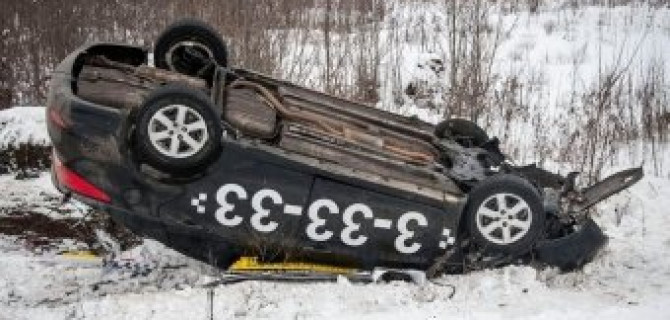 На трассе "Нарва" перевернулось такси