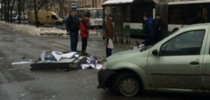 На Стачек в Петербурге легковушка снесла остановку с женщиной