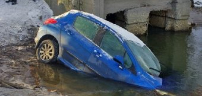 В Петербурге машина упала в реку Мурзинку