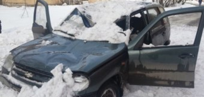 Водитель Chevrolet Niva получил сотрясение мозга от падения снега в Томске