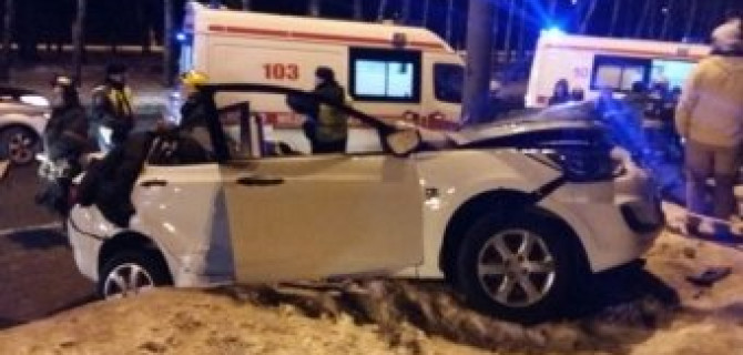 После ДТП на Воробьевых горах водителя зажало в искореженном автомобиле