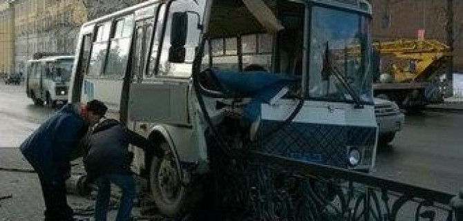 В Томске маршрутка въехала в ограду у мэрии