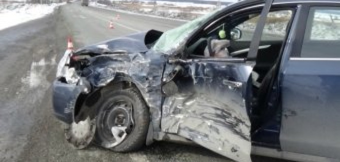 На трассе Пермь-Екатеринбург столкнулись автобус и легковушка