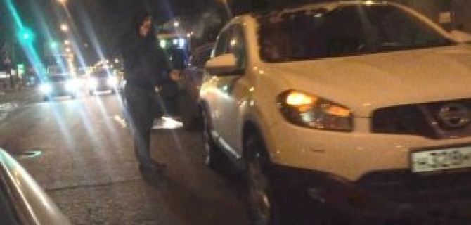 Авария с тремя машинами частично перекрыла движение по проспекту Энгельса