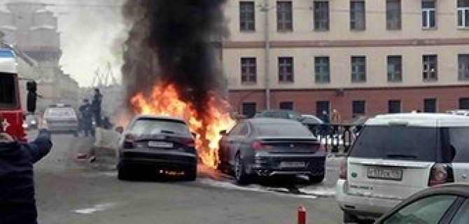 В Петербурге сгорела машина жены Шнурова