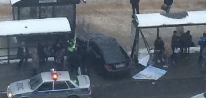 На проспекте Непокоренных в Петербурге Mercedes влетел в остановку: есть пострадавшие