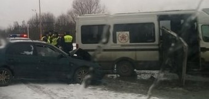 В Брянске из попавшей в ДТП маршрутки выпали пасажиры