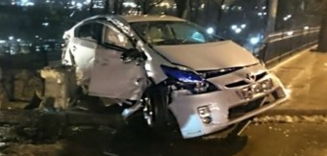 Во Владивостоке Toyota врезалась в ограждение