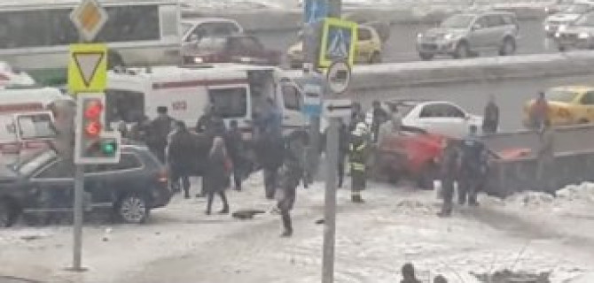 Авария в Москве - машина влетела в подземный переход