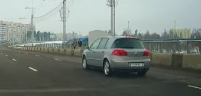 Открывшийся на ходу капот как весьма редкое происшествие на дороге