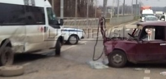 В Ставрополе  "Шестерка" столкнулась с маршруткой, шесть человек пострадало