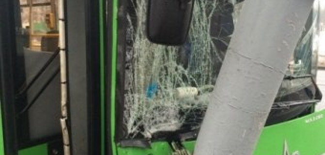 В Минске водитель автобуса уснул за рулём и врезался в столб