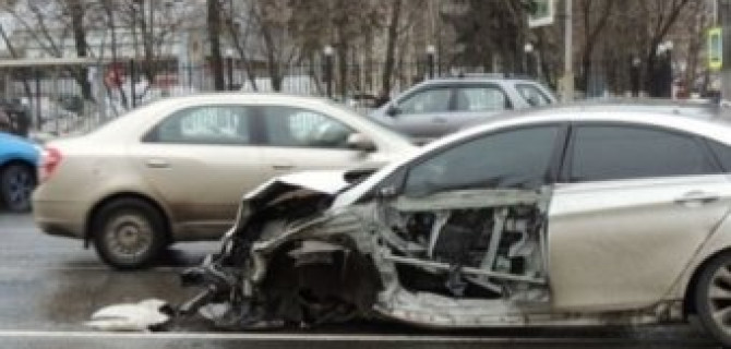 В массовом ДТП в Москве автомобиль лишился колес