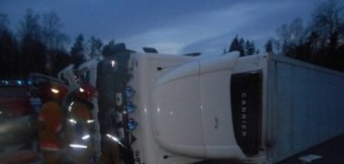 Перевернувшаяся на трассе Минск—Гомель фура прижала руку водителя к дороге