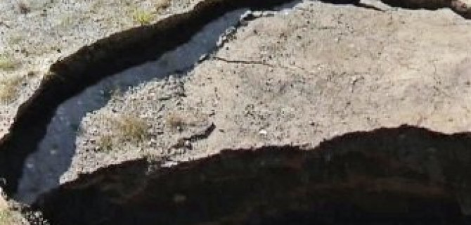 В центре Москвы машина провалилась в яму