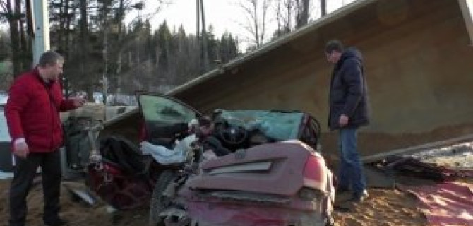 В Подмосковье при опрокидывании фуры на Volkswagen погиб человек