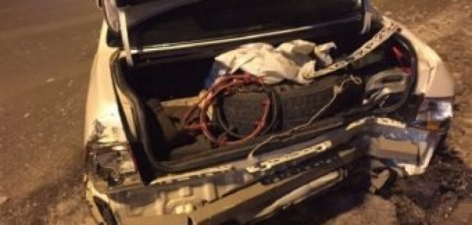 Во Владивостоке водитель Toyota Crown снес забор, повредив внедорожик