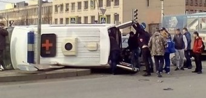 В Петербурге перевернулась «скорая» с беременной