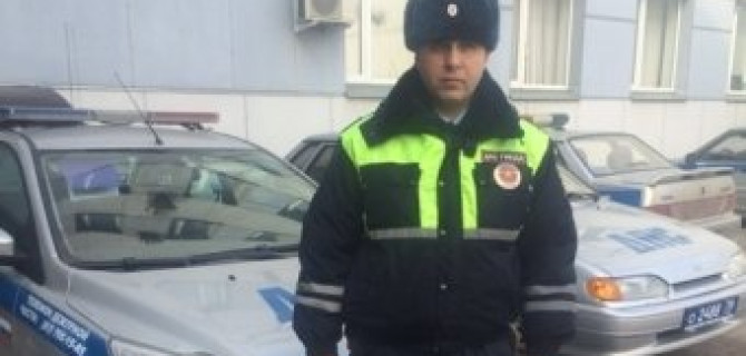 Сотрудник ГИБДД спас двух человек из горящей машины