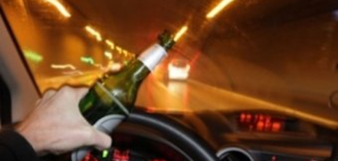 В Петербурге пьяный водитель протащил полицейского по Думской улице