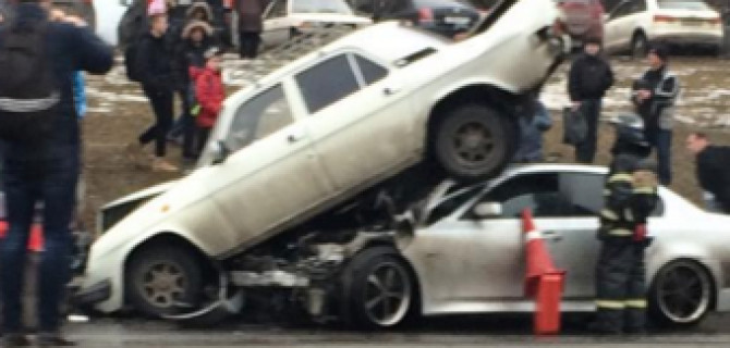 В Москве "Жигули" оказались на крыше BMW так, что водитель иномарки не смог выбраться
