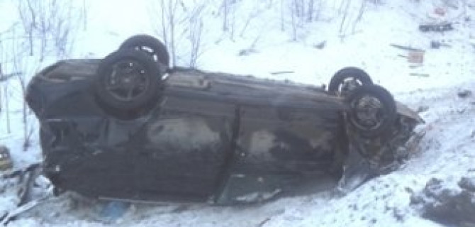 В ДТП на Серовском тракте при опрокидывании авто пострадали два человека