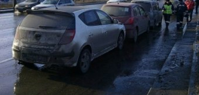 В Красноярске столкнулись четыре автомобиля из-за грязи