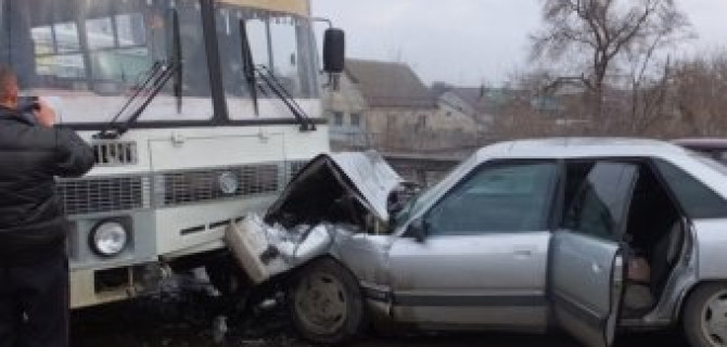 В Воронеже при столкновении маршрутки и легковушки пострадал 7-летний ребенок