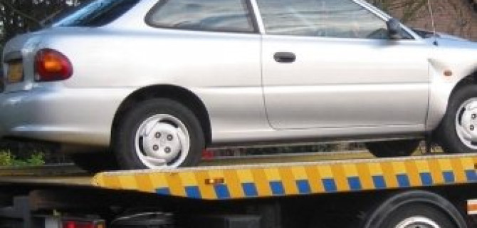 В Петербурге женщина помешала эвакуации автомобиля, закрыв в нем ребенка