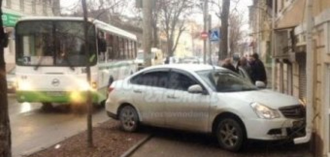 В Ростове автомобиль врезался в стену дома