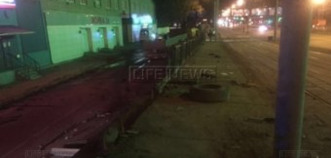 В Москве КамАЗ рухнул с дорожной эстакады