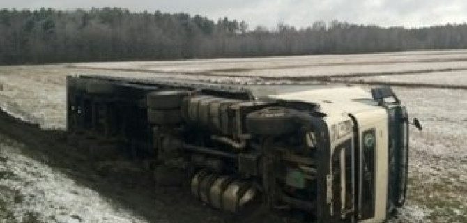 В Пинском районе опрокинулась фура