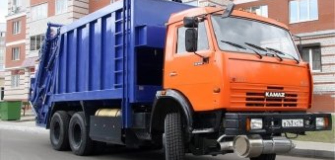 В Челябинске мусоровоз насмерть сбил женщину и скрылся