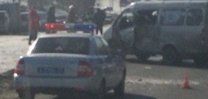 В Омске маршрутка с пассажирами протаранила два припаркованных грузовика