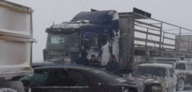 Под Омском столкнулись 17 автомобилей