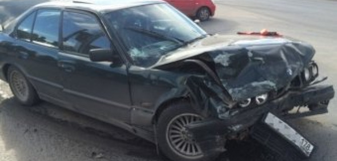 BMW и Volkswagen столкнулись на Светлановском: есть пострадавшие