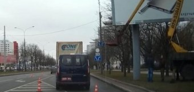 В Минске грузовик опрокинул люльку с рабочими – есть пострадавшие