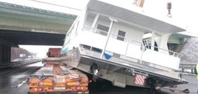 В Подмосковье трейлер с катером столкнулся с мостом