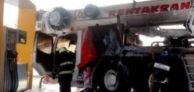 Автокран врезался в заправку на МКАД