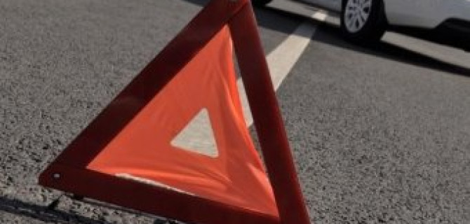 При столкновении маршрутки и грузовика в Москве пострадал человек