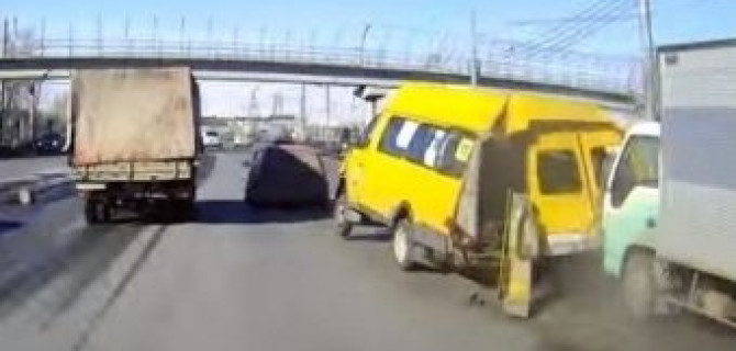 В Челябинске маршрутка развалилась на части после столкновения с грузовиком