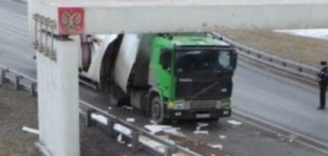 В Москве грузовик проломил бетонную эстакаду