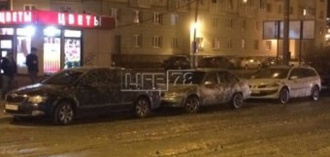 В Петербурге машины залило цементом